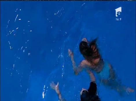 "Splash! Vedete la apă". Graţiela Duban a făcut o săritură graţioasă! Blonda a aterizat în braţele soţului ei