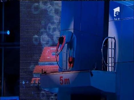 Îmbrăcat în Superman, Kamara a făcut spectacol! Artistul a avut parte de o surpriză uriaşă şi a izbucnit în lacrimi