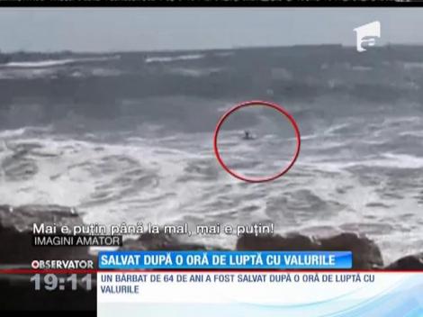 Un bărbat de 64 de ani a fost salvat în ultima clipă dintre valuri
