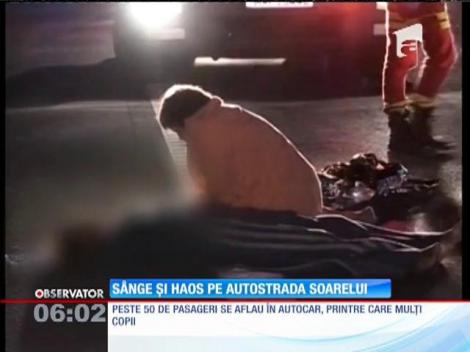 Un autocar cu 53 de persoane s-a răsturnat pe A2. Doi copii şi o femeie au murit