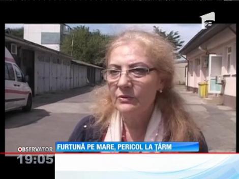 Furtună pe mare, un adevărat pericol la mal pentru turiştii care sar în valuri