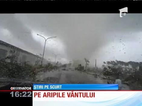 Taifun violent în Taiwan. O maşină a fost luată pe sus şi aruncată la zeci de metri distanţă!