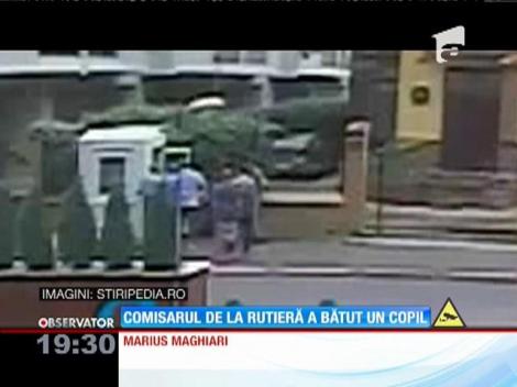 Comisarul care a lovit pe trecerea de pietoni o femeie a recidivat. A bătut un copil!