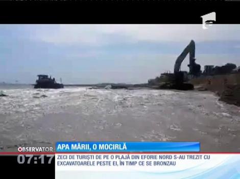 Zeci de turişti de pe o plajă din Eforie Nord s-au trezit cu excavatoarele peste ei