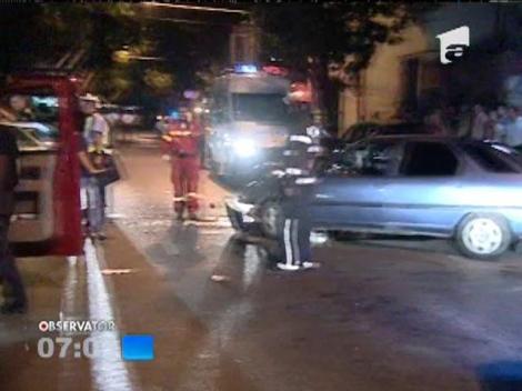 Accident rutier grav într-o intersecţie din Bucureşti! Două autoturisme, dintre care un taximetru, s-au lovit frontal