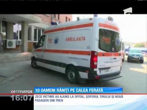 Tren de călători lovit de un TIR. 10 oameni au ajuns la spital