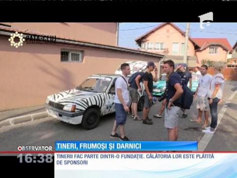 Călătoresc în maşini vesele, pline de abţibilduri