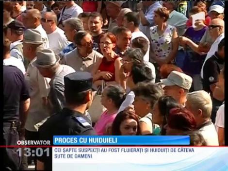 Cei 7 tineri acuzaţi că au violat din Vaslui, huiduiţi şi fluieraţi la tribunal