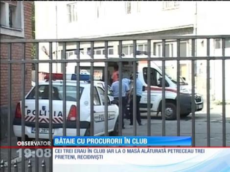 Un procuror și un polițist, bătuți în club