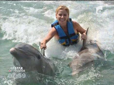 Andreea Bănică a înotat cu doi delfini