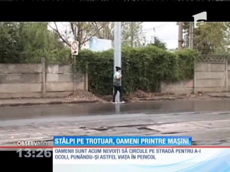 Mai mulţi stâlpi metalici au apărut din senin pe trotuarele din Ploiești