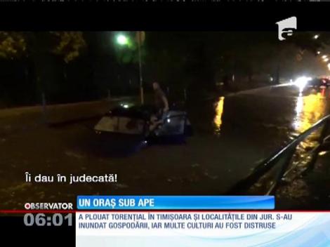 Potop în Timişoara! Şuvoaiele au pătruns în zeci de gospodării, iar un pasaj s-a transformat într-o capcană pentru maşini