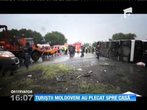 Cei trei copii moldoveni, ucişi în accidentul de autocar, aduși acasă în sicrie