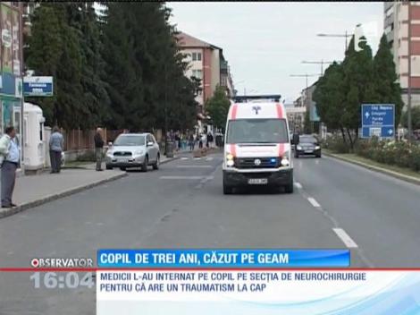 Un băieţel de un an şi trei luni din Alba a căzut de la etaj