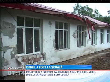Dorel a lovit din nou! A dărâmat zidul unei școli vechi peste o școală nouă!