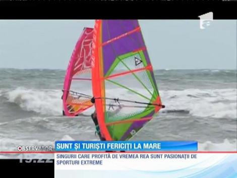 Iubitorii de sporturi extreme, încântați atunci când bate vântul la mare