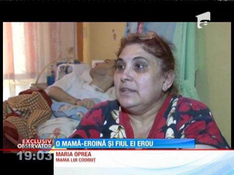 De 5 ani, o mamă-eroină stă lipită de căpătâiul fiului ei, un poliţist-erou