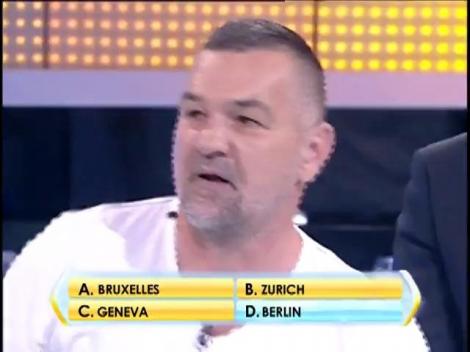 Râdul 5: Grecii au reușit să strângă banii datorați Uniunii Europe și astfel s-au urcat în avion cu destinația Poarta Brandenburg. Unde aterizează avionul?