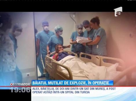Băieţelul de doi ani desfigurat de explozia unei maşini, operat în Turcia