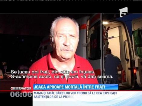 Şi-a împins fratele de doi ani, pe fereastră