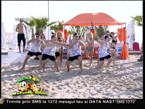 Fetele de la Vogue și trupa Trouble Crew, dans, nisip și veselie