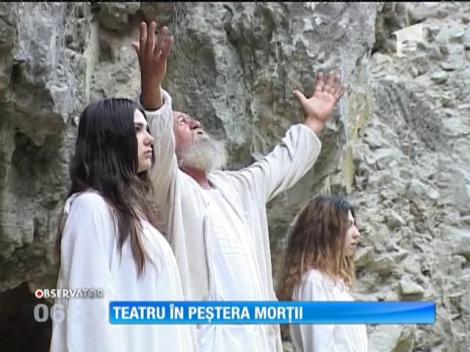 În ciuda pericolelor mortale, Peştera Polovragi a fost transformată în scenă de teatru