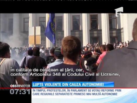 Lupte violente din cauza autonomiei, la Kiev. Protestanții au aruncat mai multe grenade!