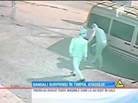 Vandali surprinși în timp ce distrugeau cauciucurile mai multor maşini