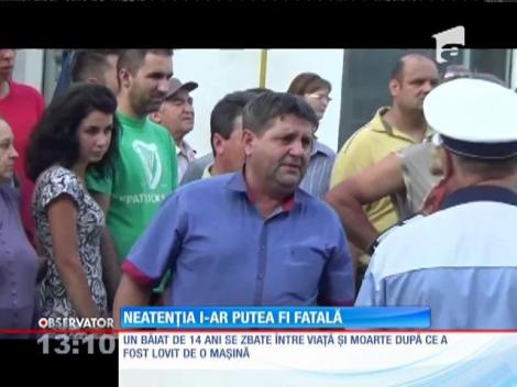 Accident în Bistriţa. Un copil a fost lovit de o mașină în timp ce se stropea cu apă cu un prieten