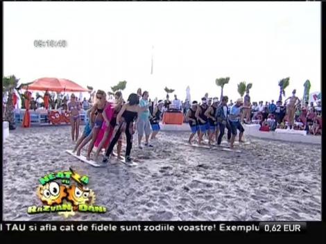 Concurs inedit pe plajă: fete vs. băieţi