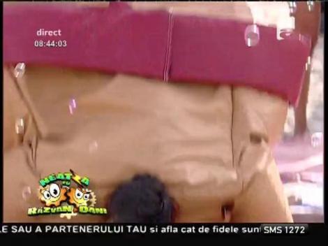 Meci de sumo pe melodia "Say Something"