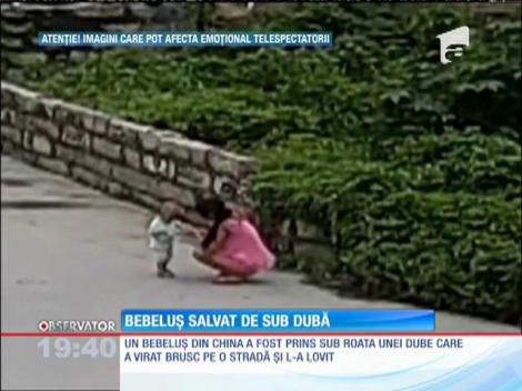 Bebeluș din China salvat de sub o dubă