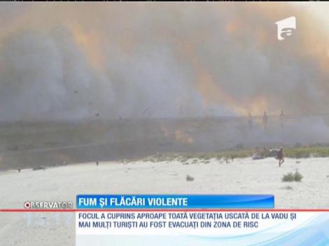 Fum și flăcări pe plajă! Cherhanaua din Vadu s-a făcut scrum