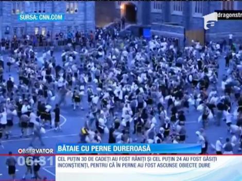 Bătaie cu perne dureroasă. 24 de tineri au fost găsiţi inconştienţi, pentru că în perne au fost ascunse obiecte dure