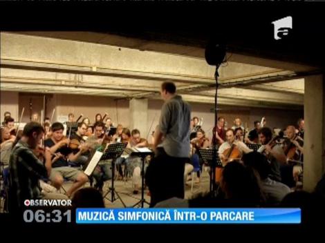 Muzică simfonică într-o parcare nefolosită