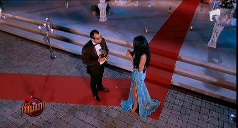 Burlaciţa primeşte de la Pietro o bomboană şi un rac