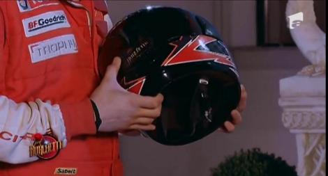 Catalin Silvaş îi dăruieşte Burlăciţei casca sa de raliu