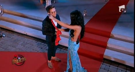 Flavius Adrian îi dăruieşte Danielei Crudu o pereche de jambiere