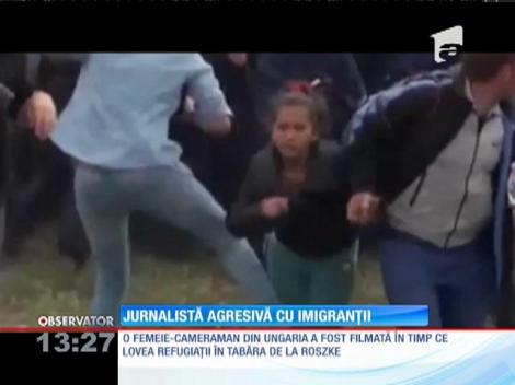 O femeie, cameraman TV, a fost filmată în timp ce lovea imigranţii