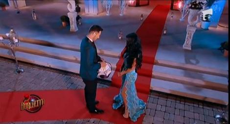 Alexandru Marian îi dăruieşte Burlăciţei poale în brâu, produs tradiţional din Bucovina