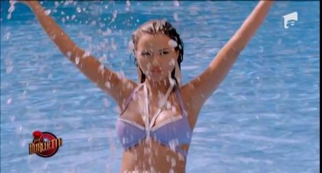 Imagini incendiare cu Daniela Crudu la piscină