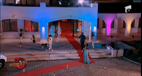 Burlăciţa primeşte o coroniţa din flori