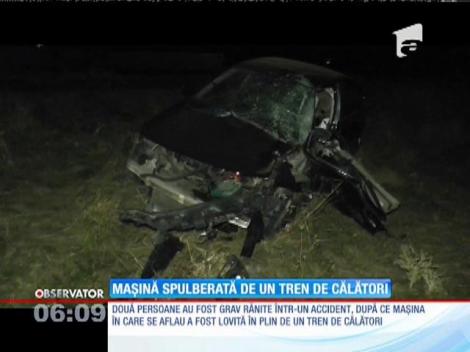 Mașină spulberată de un tren de călători