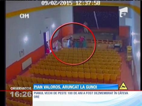 Un pian vechi de 150 de ani, aruncat la gunoi!