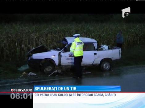 Mașină spulberată de TIR. 4 oameni au murit pe loc!