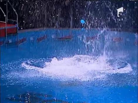 Fred şi Barney, din Epoca de Piatră în bazinul de la Splash! Neby şi Şerban, săritura "number one"