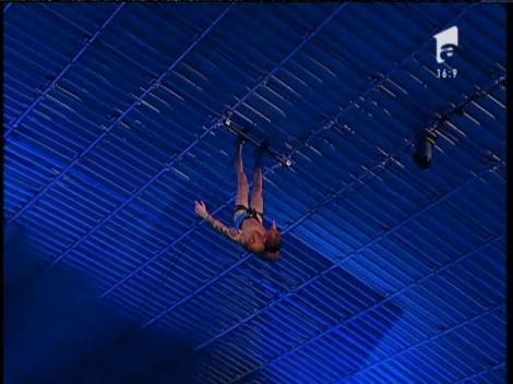 FE-NO-ME-NAL!!! Vladimir Drăghia, stăpânul bazinelor, regele săriturilor! O execuţie minunată, în Marea Finală