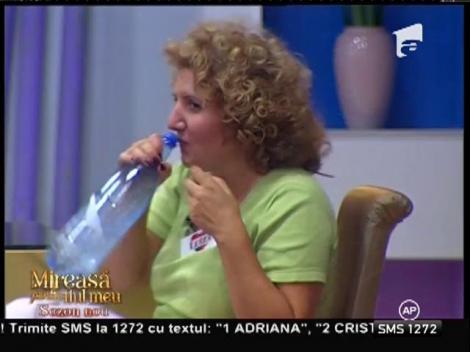 Cassandra, lăudată pentru unduirile senzuale! Mişcările apetisante i-au cucerit pe bărbaţi