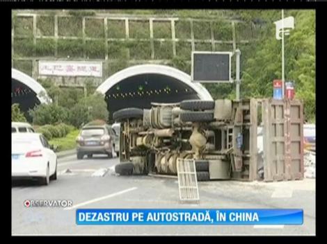 Dezastru pe o autostradă din China