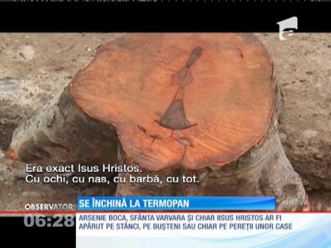 În Ucraina, credincioşii se închină la un geam termopan